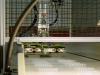 Robot_Removing_Parts_to_Conveyor_